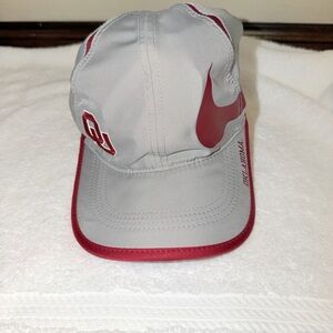 Nike Men's Featherlight Aerobill Oklahoma Sooners Big Swoosh Hat Grey Red